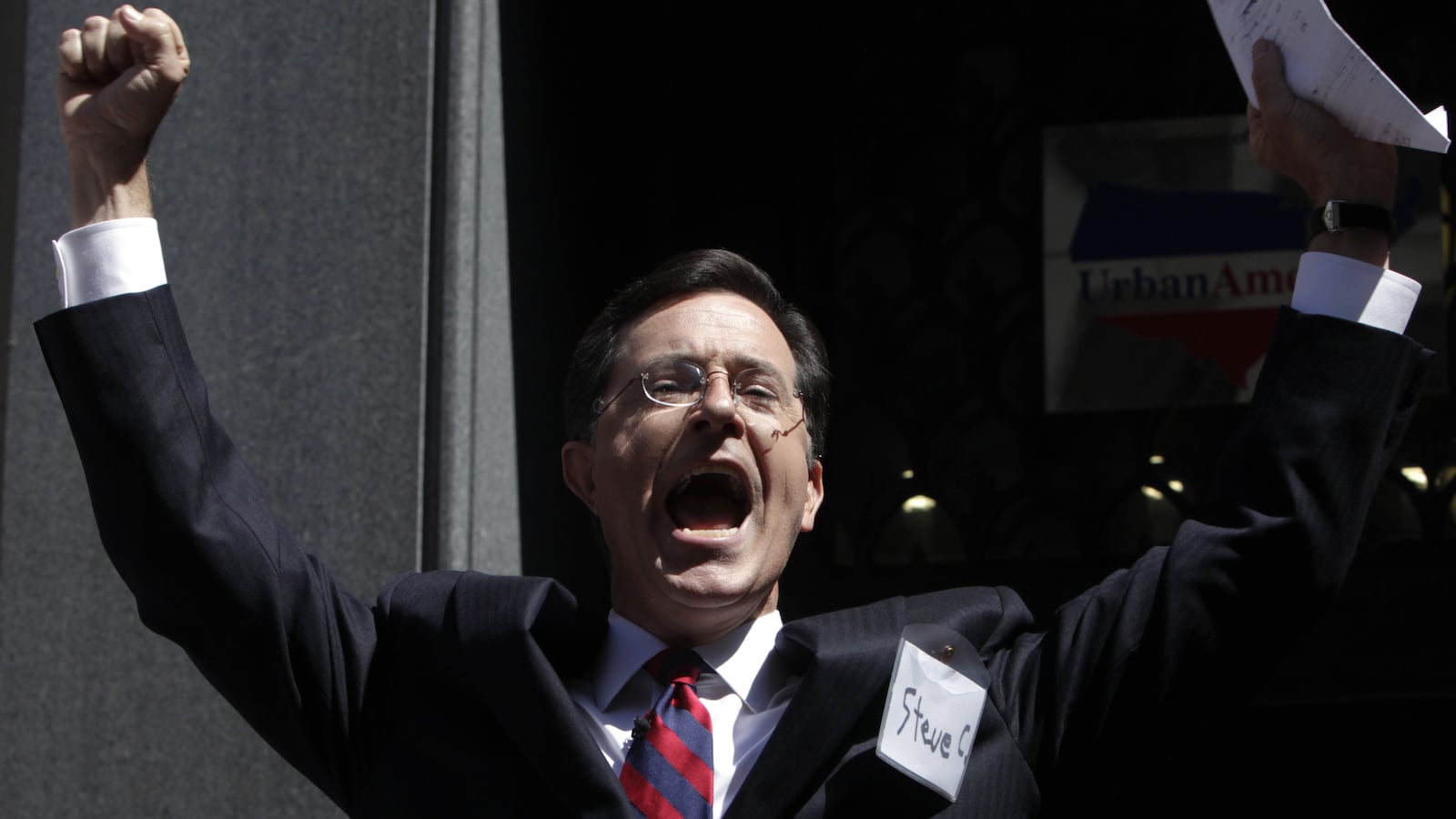 Stephen Colbert greets a crowd outside the Federal Election Commission (FEC) after his meeting with members of FEC to discuss his proposal to establish an Independent expenditure-only political committee and Draft Advisory Opinion 2011-12 in Washington June 30, 2011. REUTERS/Yuri Gripas (UNITED STATES - Tags: POLITICS ELECTIONS ENTERTAINMENT)