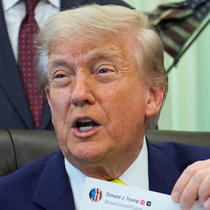 U.S. President Donald Trump shows a printout of his Truth Social post as he delivers remarks to reporters in the Oval Office at the White House in Washington, D.C., U.S., June 4, 2026. REUTERS/Jonathan Ernst REFILE - QUALITY REPEAT