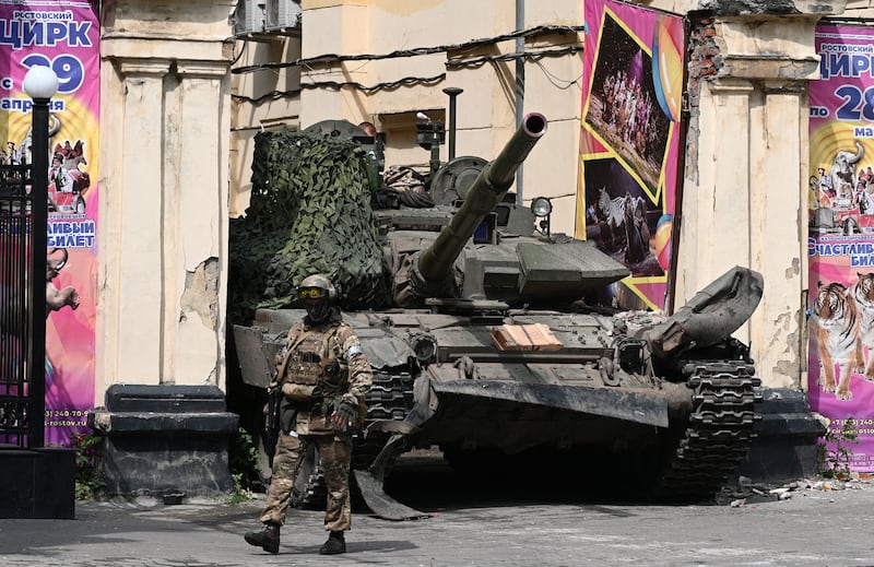 2023-06-24T082039Z_526300357_RC2IP1A4XPAJ_RTRMADP_3_UKRAINE-CRISIS-RUSSIA-ROSTOV-WAGNER_qrr8ca