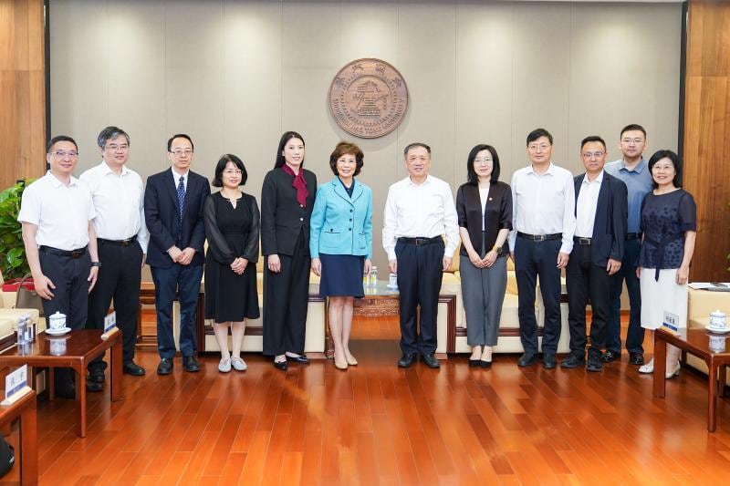 Elaine Chao poses with a group at Shanghai Jia Tong University.